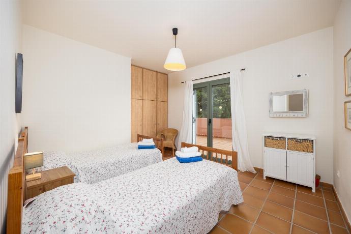 Twin bedroom with en suite bathroom and A/C . - Villa Ionian Rose . (Photo Gallery) }}