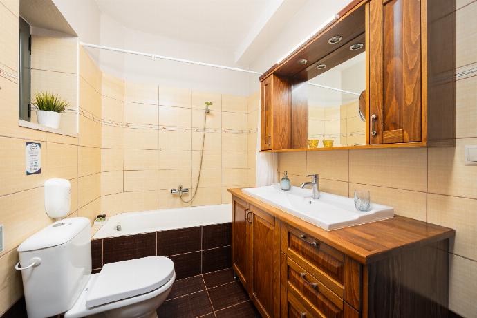 Family bathroom with bath and shower . - Villa Nora . (Photo Gallery) }}