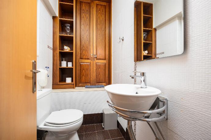 Family W/C . - Villa Nora . (Photo Gallery) }}