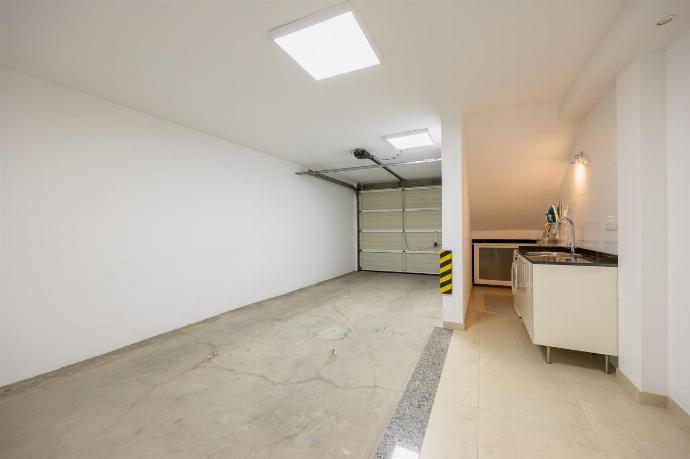 Garage . - Villa Beyond . (Photo Gallery) }}