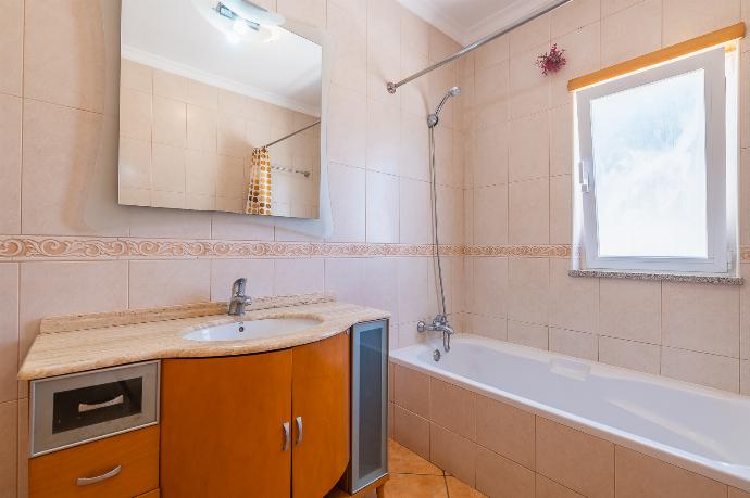 Family bathroom with bath . - Villa Tavagueira . (Photo Gallery) }}