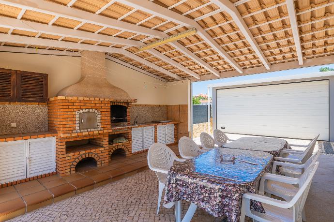 Outdoor area with BBQ . - Villa Tavagueira . (Photo Gallery) }}