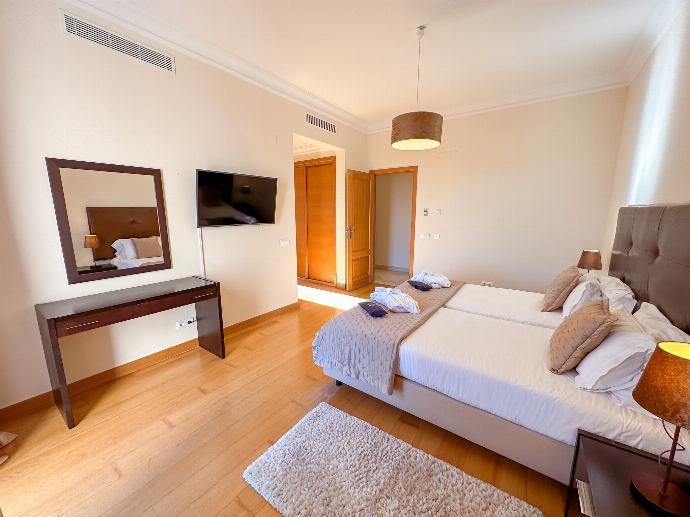 Twin bedroom with en suite bathroom . - Villa Monte Rei . (Photo Gallery) }}