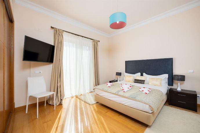 Double bedroom with en suite bathroom and A/C . - Villa Monte Rei . (Photo Gallery) }}