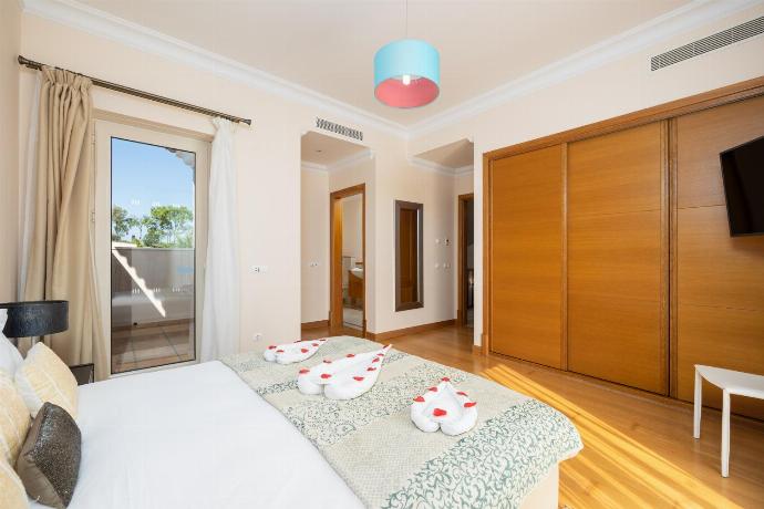 Double bedroom with en suite bathroom and A/C . - Villa Monte Rei . (Photo Gallery) }}