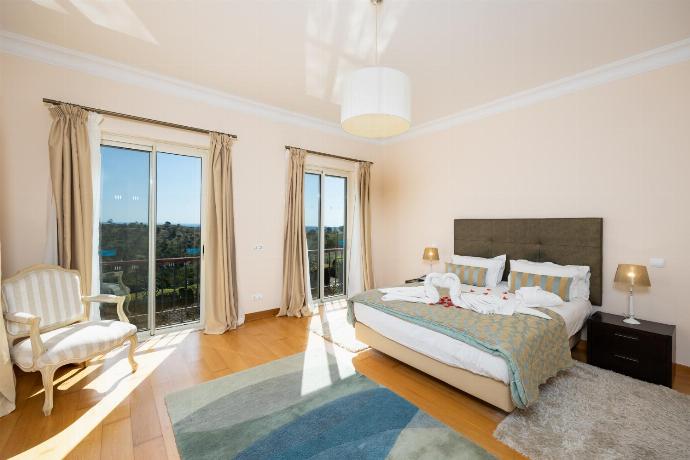 Double bedroom with en suite bathroom and A/C . - Villa Monte Rei . (Photo Gallery) }}