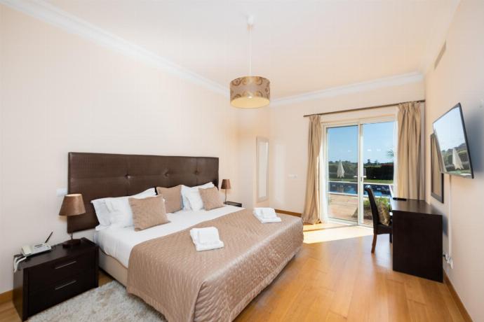 Double bedroom with en suite bathroom and A/C . - Villa Monte Rei . (Photo Gallery) }}
