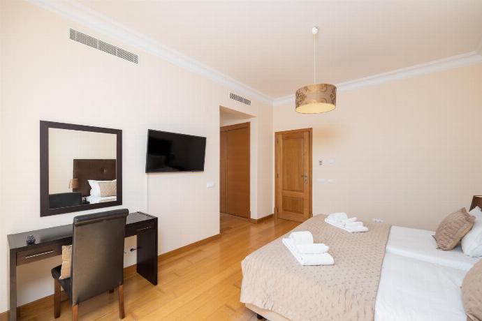 Double bedroom with en suite bathroom and A/C . - Villa Monte Rei . (Photo Gallery) }}