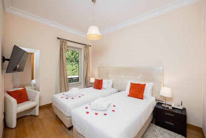 Twin bedroom with en suite bathroom and A/C . - Villa Monte Rei . (Photo Gallery) }}