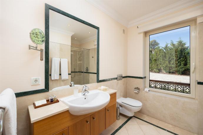 En suite bathroom with shower . - Villa Monte Rei . (Photo Gallery) }}