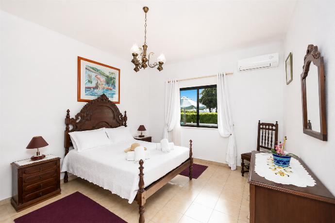 Double bedroom with en suite bathroom and A/C . - Casa Das Areias . (Photo Gallery) }}