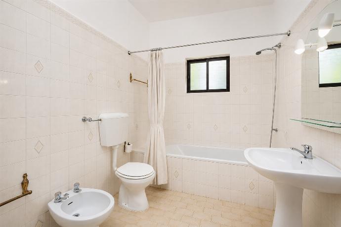 En suite bathroom with bath and shower . - Casa Das Areias . (Photo Gallery) }}