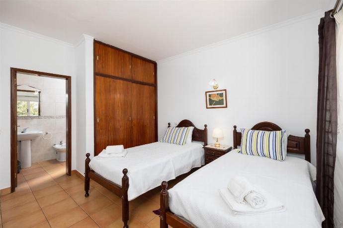 Twin bedroom with en suite bathroom and A/C . - Villa Sol Nascente . (Γκαλερί Φωτογραφιών) }}