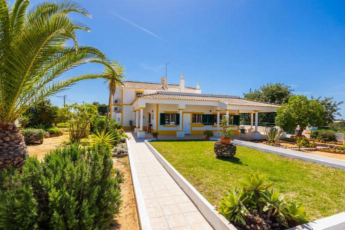 Garden area . - Villa Sol Nascente . (Photo Gallery) }}