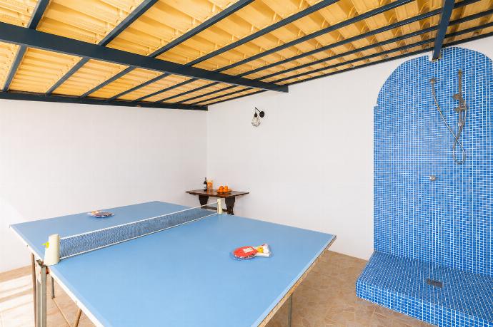 Sheltered terrace with table tennis and outdoor shower . - Villa Sol Nascente . (Γκαλερί Φωτογραφιών) }}