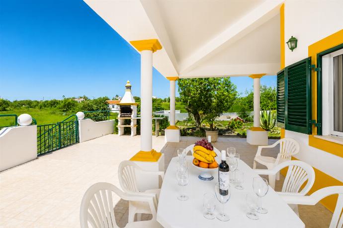 Sheltered terrace area with BBQ . - Villa Sol Nascente . (Γκαλερί Φωτογραφιών) }}
