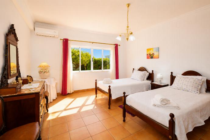 Twin bedroom with A/C . - Villa Sol Nascente . (Γκαλερί Φωτογραφιών) }}
