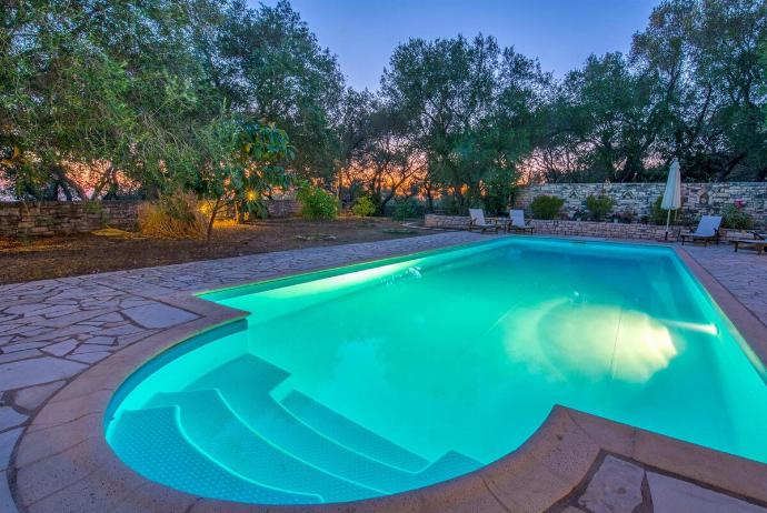 Night view . - Villa Alkyon . (Photo Gallery) }}