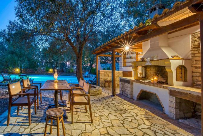 Night view . - Villa Alkyon . (Photo Gallery) }}