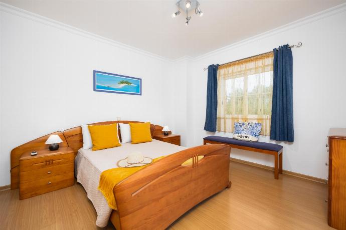 Double bedroom with en suite bathroom and A/C . - Villa Marlene . (Photo Gallery) }}