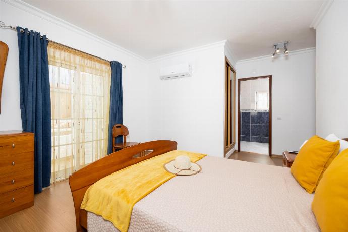 Double bedroom with en suite bathroom and A/C . - Villa Marlene . (Photo Gallery) }}