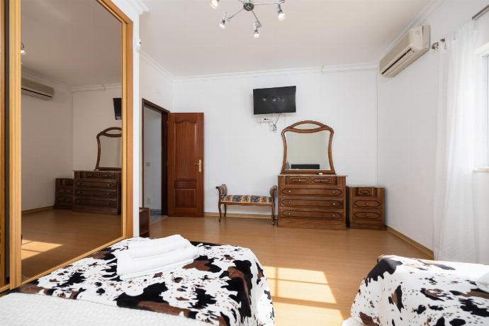 Twin bedroom with A/C . - Villa Marlene . (Photo Gallery) }}