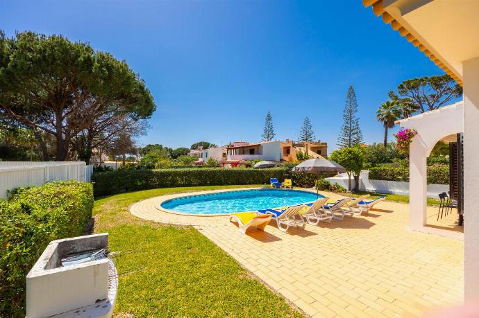 Private pool, terrace, and garden . - Villa Cavaco . (Galería de imágenes) }}