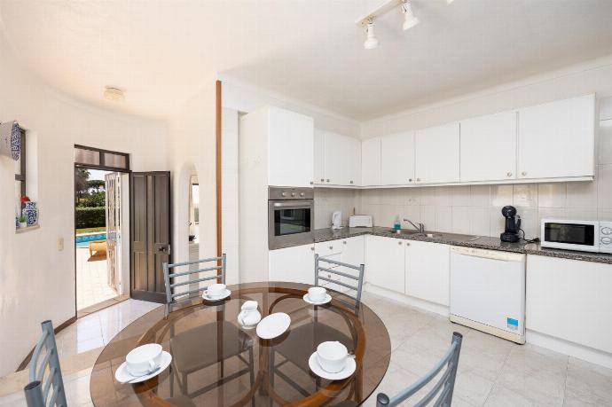 Equipped kitchen . - Villa Cavaco . (Galería de imágenes) }}