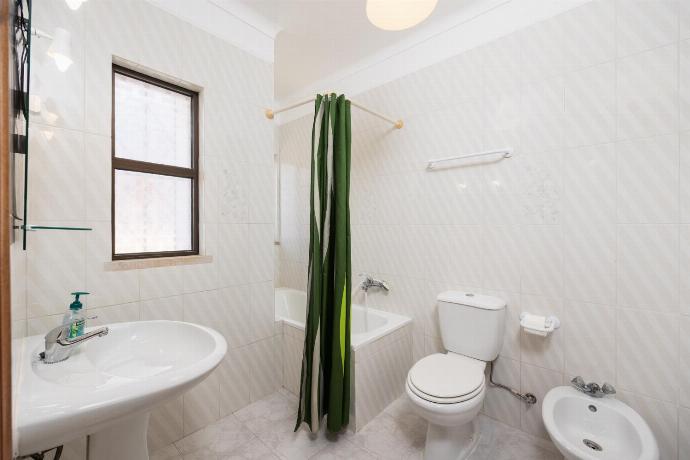 En suite bathroom with bath and shower . - Villa Cavaco . (Galería de imágenes) }}