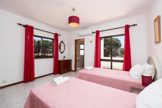 Twin bedroom with en suite bathroom and A/C . - Villa Cavaco . (Galería de imágenes) }}