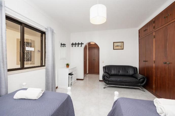 Twin bedroom with en suite bathroom and A/C . - Villa Cavaco . (Galería de imágenes) }}