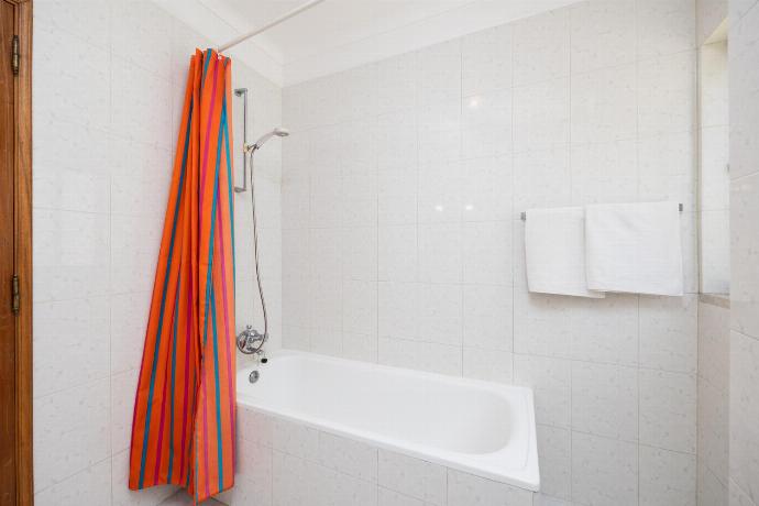 En suite bathroom with bath and shower . - Villa Cavaco . (Galería de imágenes) }}