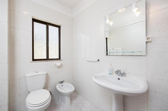 En suite bathroom with bath and shower . - Villa Cavaco . (Galería de imágenes) }}