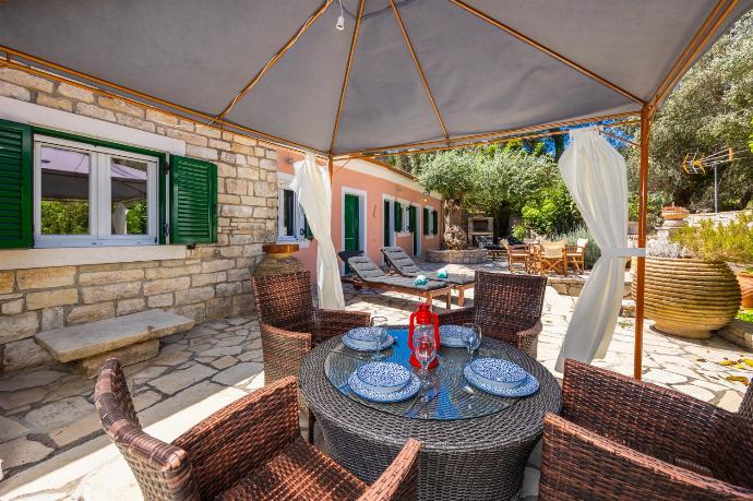 Sheltered terrace area . - Levrecchio Beach Cottage . (Photo Gallery) }}