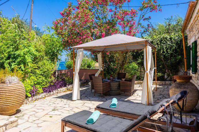 Terrace area . - Levrecchio Beach Cottage . (Photo Gallery) }}