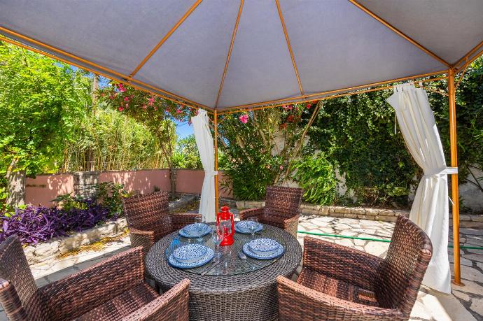 Sheltered terrace area . - Levrecchio Beach Cottage . (Photo Gallery) }}