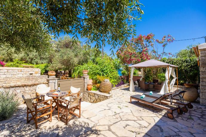 Terrace area . - Levrecchio Beach Cottage . (Photo Gallery) }}