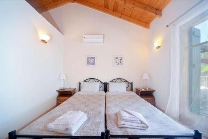Twin bedroom with A/C . - Villa Levrecchio . (Photo Gallery) }}