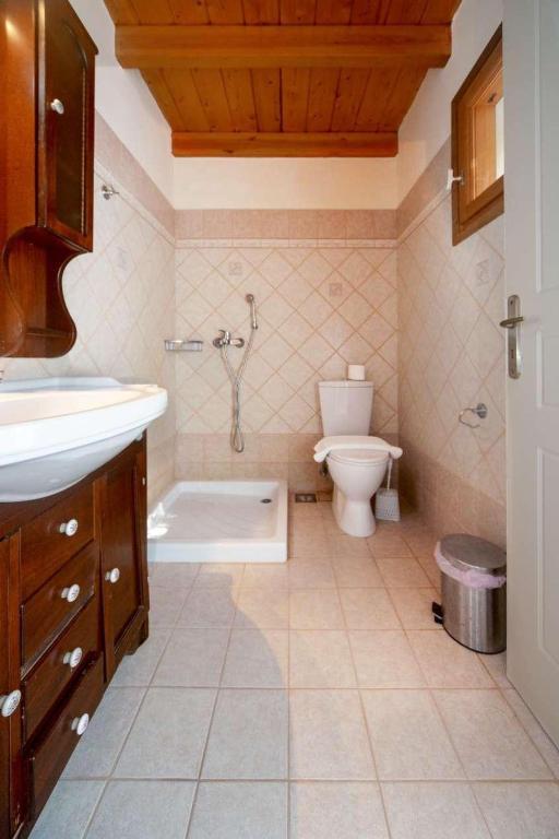 En-suite bathroom with shower . - Villa Levrecchio . (Photo Gallery) }}