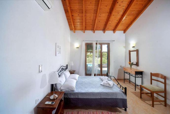 Double bedroom with A/C . - Villa Levrecchio . (Photo Gallery) }}