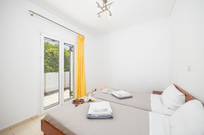 Twin bedroom with A/C . - Europe Villa Io . (Galleria fotografica) }}