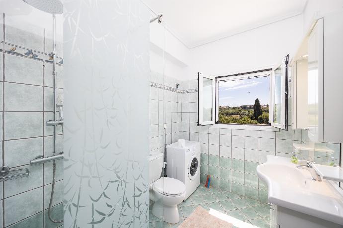 Family bathroom with shower . - Europe Villa Io . (Galleria fotografica) }}