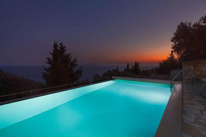 Night view . - Villa Bougainvillea . (Photo Gallery) }}