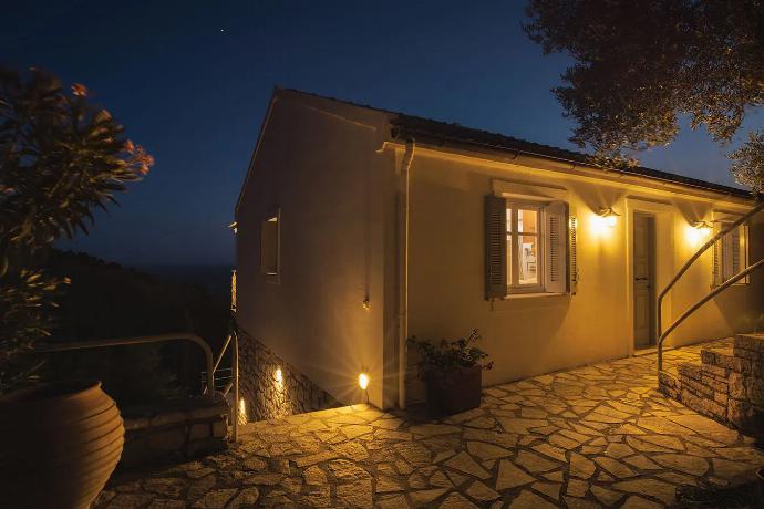 Night view . - Villa Bougainvillea . (Photo Gallery) }}