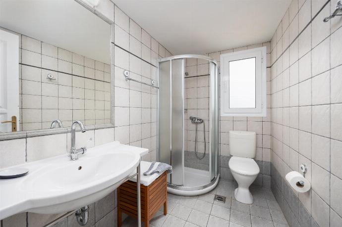 Family bathroom with shower . - Villa Bougainvillea . (Photo Gallery) }}