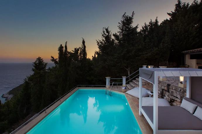 Night view . - Villa Gardenia . (Photo Gallery) }}