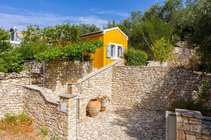 Private parking area . - Agathi Cottage . (Photo Gallery) }}