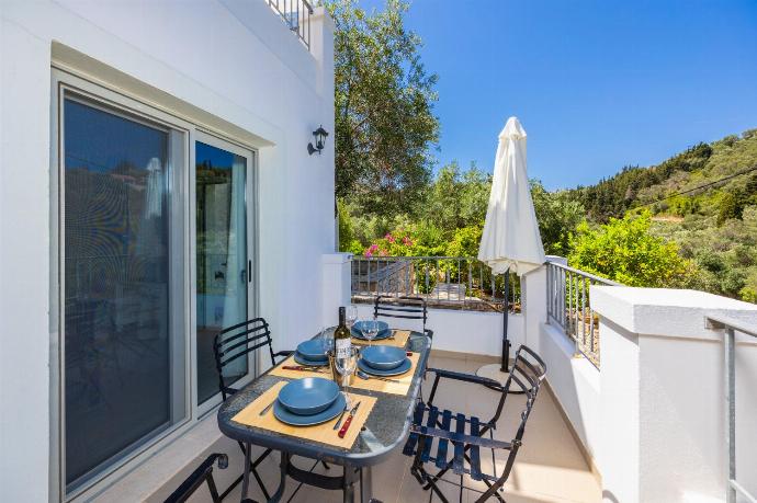Terrace area . - Villa Marmari . (Photo Gallery) }}