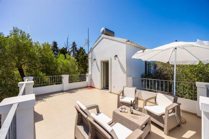 Terrace area . - Villa Marmari . (Photo Gallery) }}
