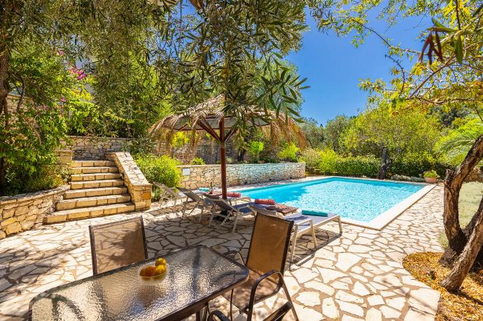 Terrace area . - Villa Marmari . (Photo Gallery) }}